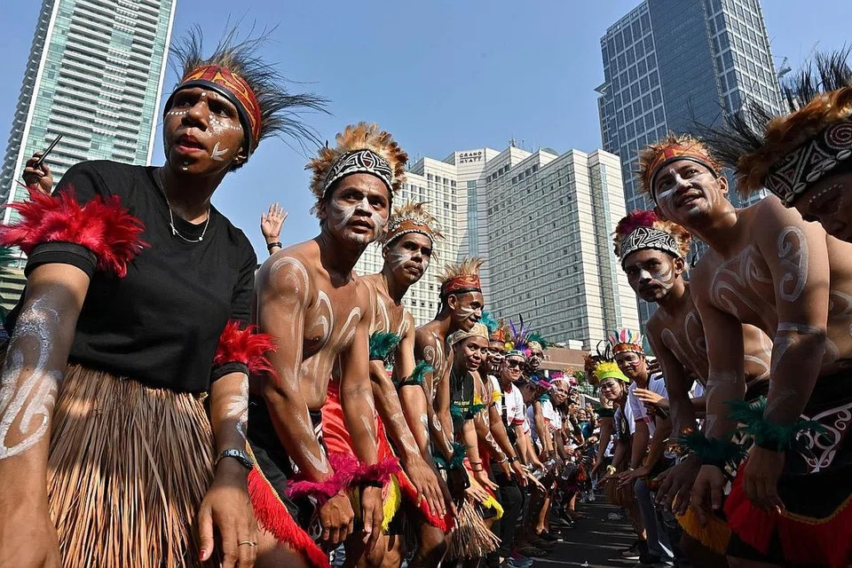 Gambar atas juga serupa, sekumpulan warga Papua tampil dengan gaya tradisional semasa acara budaya Yospan Papua di Bundaran HI di Jakarta pada 1 September lalu, menuntut keharmonian di wilayah mereka. - Foto: REUTERS