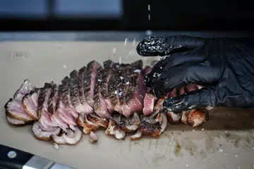 Daging ‘striploin’ ditaburi garam laut yang dihidangkan di gerai Blackgoat. 