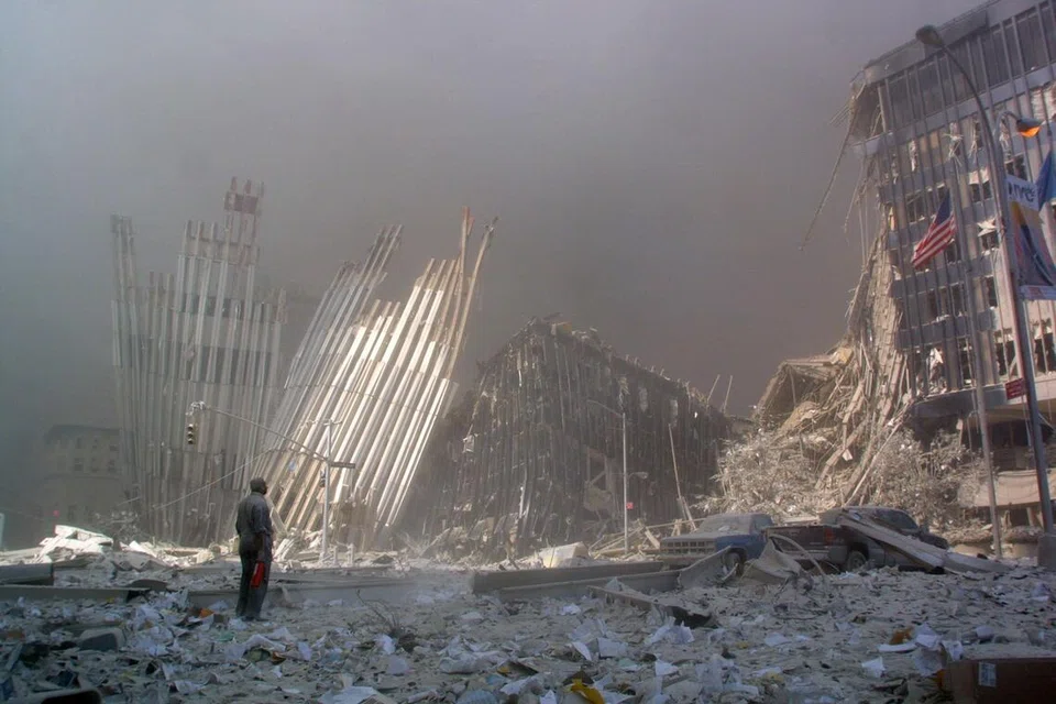 FOTO FAIL: Seorang lelaki berdiri di tengah-tengah runtuhan sambil mencari mangsa yang memerlukan bantuan selepas menara pertama Pusat Dagangan Dunia (WTC) runtuh di New York pada 11 September 2001. Menjelang ulang tahun ke-25 serangan itu, lebih 170,000 halaman dokumen didedahkan, menunjukkan bahan berbahaya termasuk asbestos, benzena dan dioksin dikesan di sekitar kawasan terjejas, walaupun penduduk ketika itu diberi jaminan bahawa udara selamat untuk dihidu.