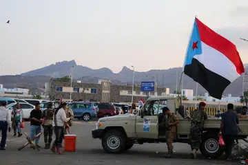 Bendera Majlis Peralihan Selatan (STC) yang disokong Amiriah Arab Bersatu (UAE) berkibar pada sebuah trak rondaan tentera di lokasi perhimpunan penyokong STC di Aden, Yaman, pada 1 Januari.