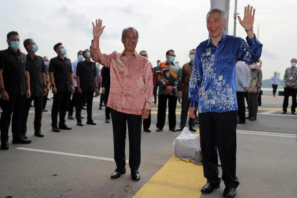 Perdana Menteri Lee Hsien Loong dan Perdana Menteri Malaysia Muhyiddin Yassin dalam satu majlis untuk menandakan penyambungan semula projek RTS Link pada 30 Julai 2020. Tan Sri Muhyiddin dijadual melawat Singapura dan menemui PM Lee pada Isnin (3 Mei), tetapi lawatan itu telah ditunda disebabkan situasi Covid-19 di kededua negara itu.