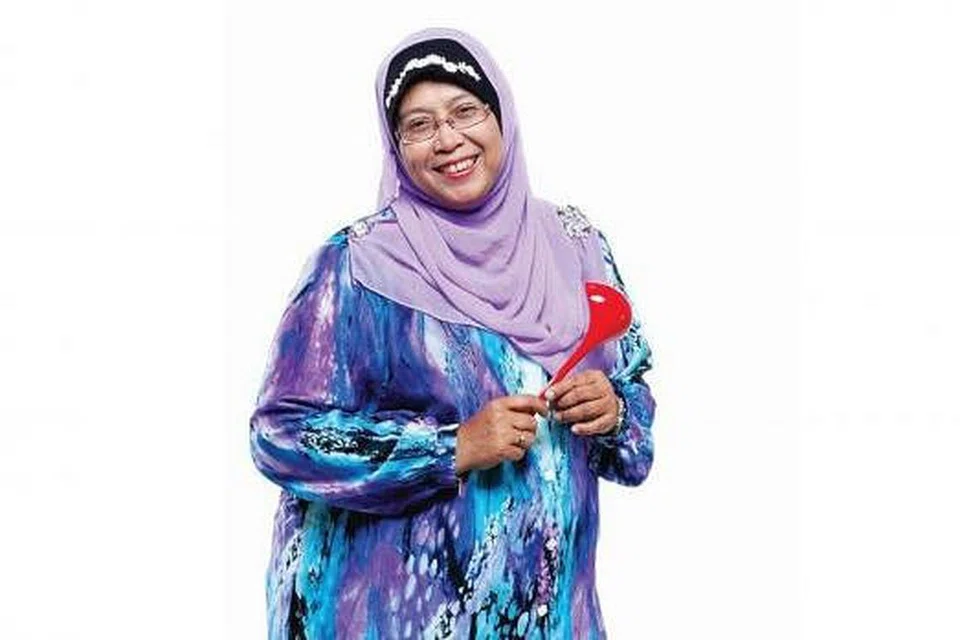 PELBAGAI RESIPI MENARIK: Buku terbaru Cef Hanieliza (atas), '1 Hari 1 Resipi 365+140 Bonus Resipi Tambahan' akan dijual pada haerga $19.90 berbanding harga biasa, $24.90 termasuk GST. - Foto NOVUM SINGAPORE