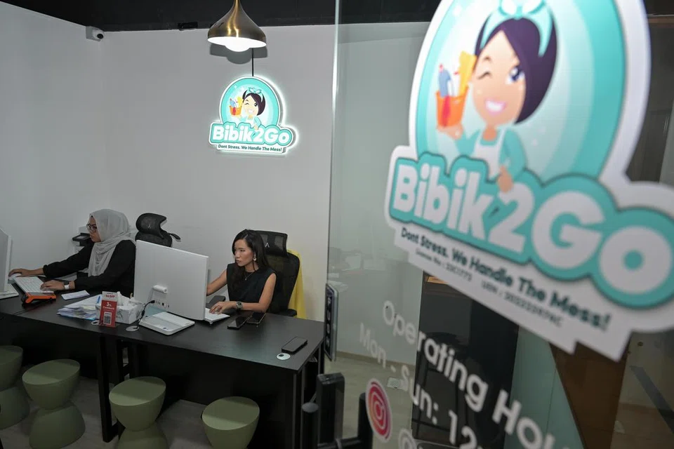 Cik Siti Anyra (kiri) dan Ikah Jamil gigih bekerja di pejabat ‘BIBIK2GO’ yang terletak di Centropod di Changi Road.