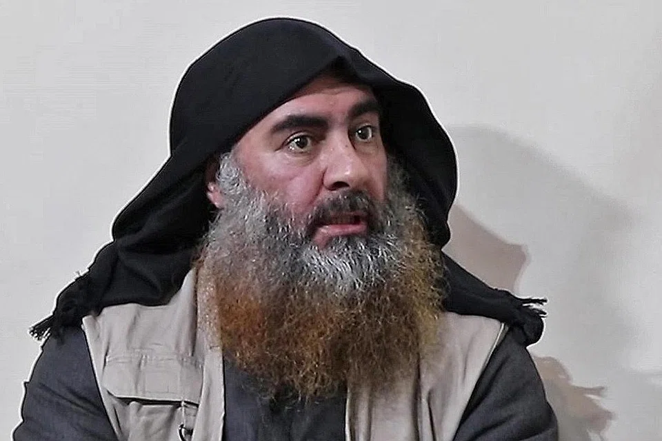 KESAN SERANGAN: Warga Syria menunggang motosikal berdekatan kawasan serangan helikopter yang menyasarkan sebuah kereta dan rumah di wilayah Idlib yang dipercayai didiami "kumpulan berkaitan dengan ISIS". Dalam operasi tentera elit Amerika itu juga, pemimpin ISIS, Abu Bakr al-Baghdadi (gambar atas), dilaporkan meledakkan jaket bunuh dirinya. - Foto AFP