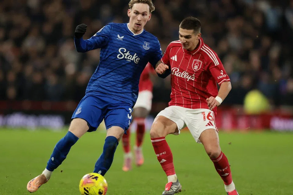 Pemain Everton James Garner (kiri), menunjukkan ketenangan dan ketangkasan pada musim ini. Beliau dijangka mengawal ancaman Benjamin Sesko.