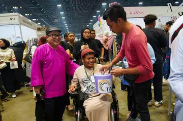 Selebriti Ceh Mel Dean (kiri) turun padang sebagai Duta Tabung Amanah Aidilfitri (TAA) dalam usaha mengumpul derma semasa Celebfest Ramadan 2024.Selama 10 tahun beliau setia membawa misi dan semangat kempen TAA kepada ribuan keluarga.