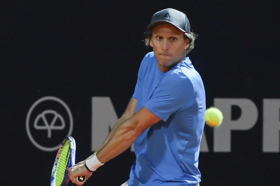 Diegi Forlan membuat pukulan semasa beliau dan pasangannya dari Argentina, Federico Coria, menentang pemain Bolivia semasa perlawanan beregu dalam kejohanan ATP Pencabar Terbuka Uruguay di Montevideo pada 13 November.