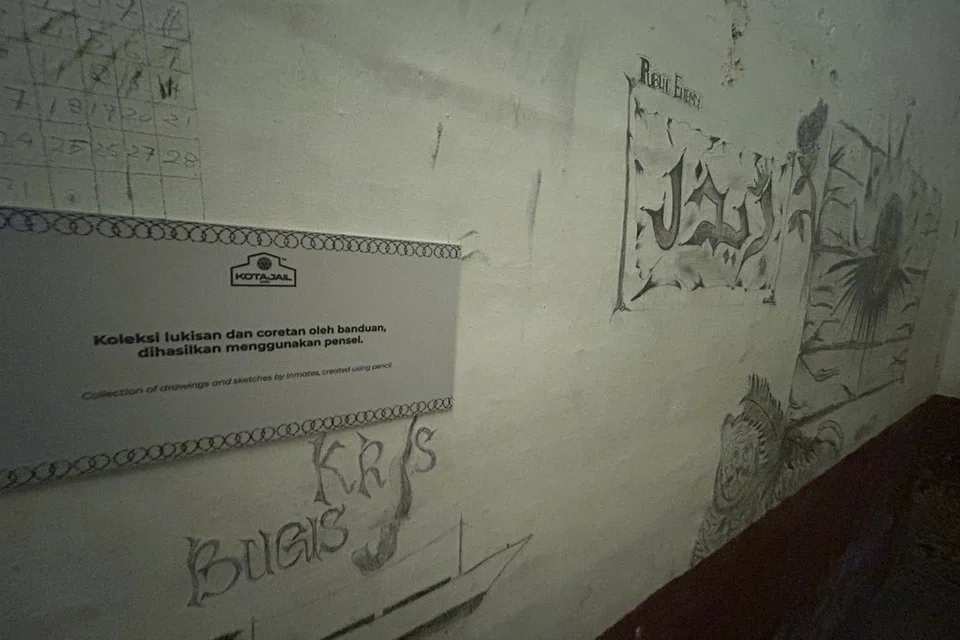 Antara lukisan tangan yang dihasilkan oleh bekas-bekas banduan yang pernah berada di sebalik jeriji besi di Kota Jail.