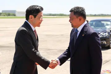 Perdana Menteri, Encik Lawrence Wong (kiri), disambut Putera Mahkota Brunei, Putera Al-Muhtadee Billah, semasa lawatannya ke Brunei pada 11 Jun 2024.