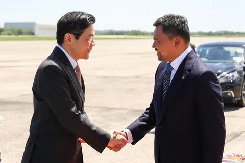 Perdana Menteri, Encik Lawrence Wong (kiri), disambut Putera Mahkota Brunei, Putera Al-Muhtadee Billah, semasa lawatannya ke Brunei pada 11 Jun 2024.