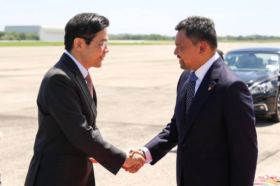 Perdana Menteri, Encik Lawrence Wong (kiri), disambut Putera Mahkota Brunei, Putera Al-Muhtadee Billah, semasa lawatannya ke Brunei pada 11 Jun 2024.