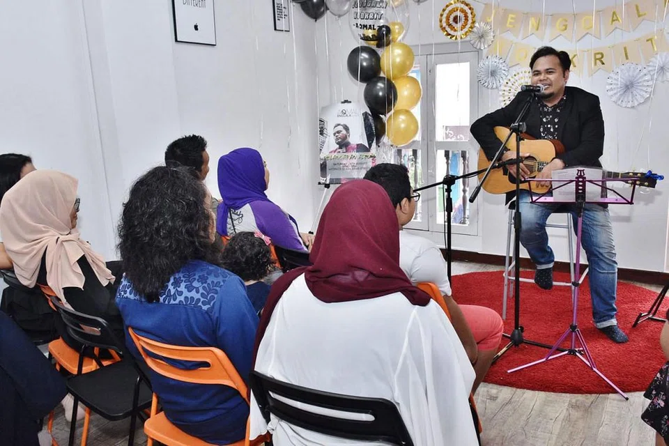 HIBURAN ETNIK MEMBUAI JIWA: Aqmal Noor menghiburkan orang ramai dengan pelbagai lagu puitis di majlis pelancaran album 'Jenggala Konkrit' di MYSpace@62A Arab Street. - Foto ihsan PUJANGGA MALAM