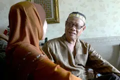 HARUNGI DETIK MENCABAR: Mantan guru, Encik Jamil Abdul Rahman, akur menjaga isterinya yang juga mantan guru, Cik Aminah Yacob, seorang penghidap demensia Alzheimer, menuntut kesabaran yang tinggi meskipun beliau berusaha meningkatkan pengetahuannya mengenai penyakit tersebut melalui pelbagai sumber bacaan. - Foto JOHARI RAHMAT