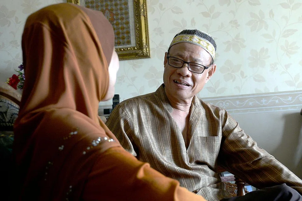 HARUNGI DETIK MENCABAR: Mantan guru, Encik Jamil Abdul Rahman, akur menjaga isterinya yang juga mantan guru, Cik Aminah Yacob, seorang penghidap demensia Alzheimer, menuntut kesabaran yang tinggi meskipun beliau berusaha meningkatkan pengetahuannya mengenai penyakit tersebut melalui pelbagai sumber bacaan. - Foto JOHARI RAHMAT