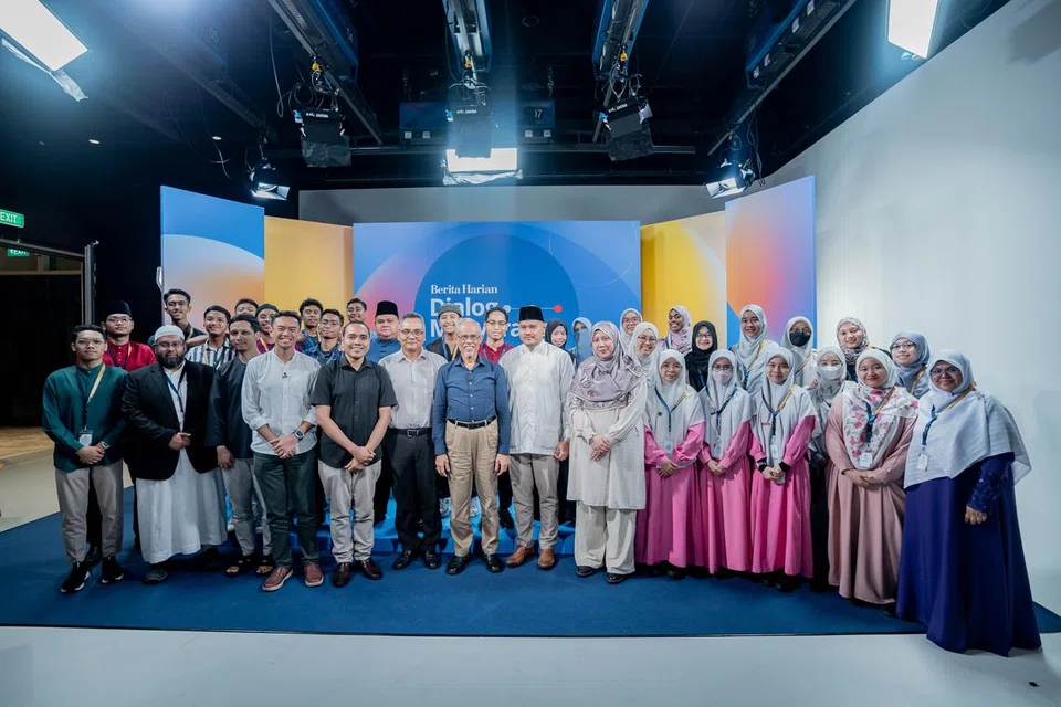 Dari kiri, barisan hadapan: Anggota Parlimen (AP) Dr Wan Rizal Wan Zakariah (GRC Jalan Besar); Encik Zhulkarnain Abdul Rahim (GRC Chua Chu Kang); Editor Berita Harian / Berita Minggu, Encik Nazry Mokhtar; dan Menteri Bertanggungjawab bagi Ehwal Masyarakat Islam, Encik Masagos Zulkifli Masagos Mohamad, bersama para peserta Dialog Masyarakat Berita Harian (BH) pada 17 Mei. 
