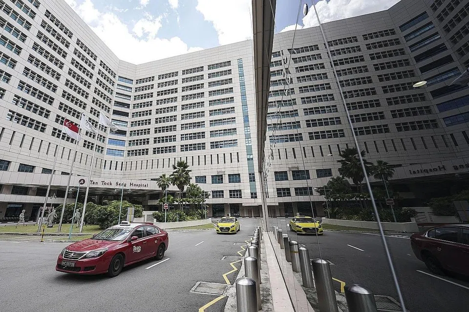 HENTI AMBIL PESAKIT BARU: Hospital Tan Tock Seng (TTSH) telah berhenti mengambil pesakit baru sejak semalam. - Foto EPA-EFE
