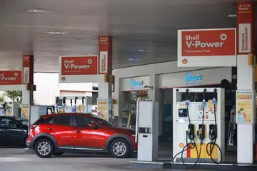 NAIKKAN HARGA: Shell dan Caltex telah mengubah harga minyak mereka sejak dua bulan lalu sementara harga minyak mentah telah merosot sejauh ini.