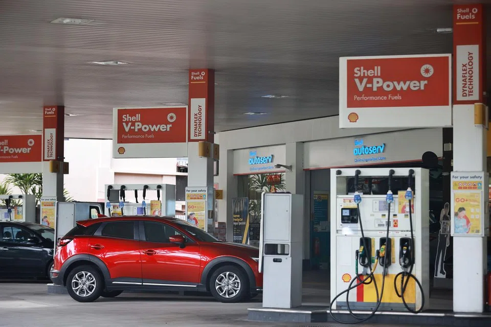 NAIKKAN HARGA: Shell dan Caltex telah mengubah harga minyak mereka sejak dua bulan lalu sementara harga minyak mentah telah merosot sejauh ini.