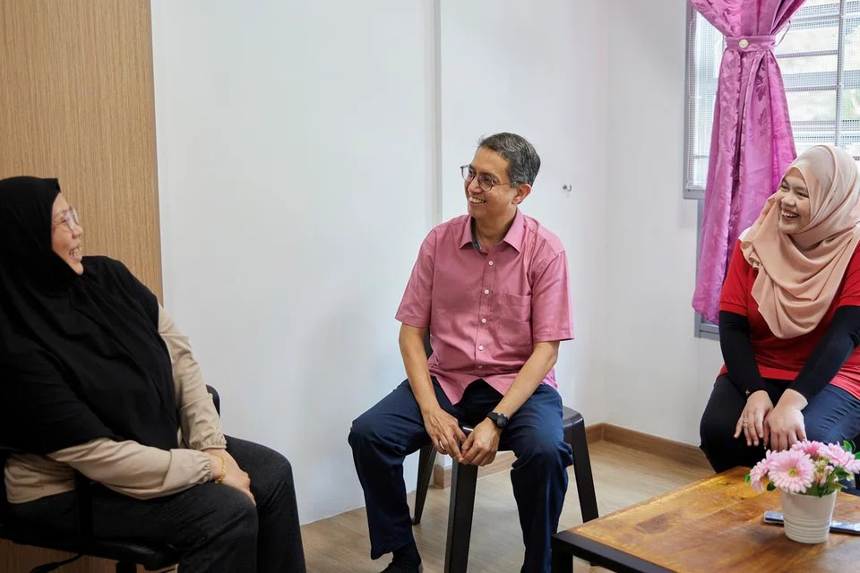 Menteri Negara (Ehwal Dalam Negeri merangkap Pembangunan Negara), Profesor Madya Dr Muhammad Faishal Ibrahim (tengah), mengunjungi Cik Aliya Qamaria Abdollah (kiri) di rumah baru miliknya, bersama seorang kakitangan daripada Pasukan Sokongan Pemilikan Rumah (HST) HDB, Cik Nurul Suhaidah Amran.