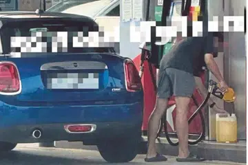 Foto tular pemilik kenderaan dengan nombor pendaftaran Singapura dirakam sedang mengisi minyak RON95 di dalam sebuah botol plastik di sebuah stesen minyak di Johor. 