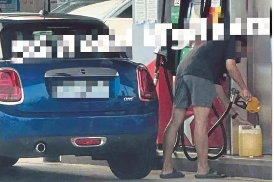 Foto tular pemilik kenderaan dengan nombor pendaftaran Singapura dirakam sedang mengisi minyak RON95 di dalam sebuah botol plastik di sebuah stesen minyak di Johor. 