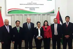 DETIK BERSEJARAH: Menteri Ehwal Luar Indonesia, Cik Retno Marsudi (tengah) menghadiri perasmian konsulat pertama Indonesia di Ramallah, Palestin. Acara itu terpaksa diadakan di Kedutaan Indonesia di Amman, Jordan, selepas Israel enggan membenarkan helikopter tentera Jordan yang membawa Cik Retno memasuki ruang udaranya untuk ke Ramallah. - Foto 