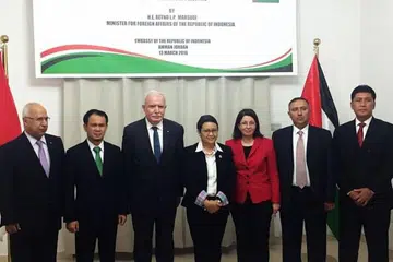 DETIK BERSEJARAH: Menteri Ehwal Luar Indonesia, Cik Retno Marsudi (tengah) menghadiri perasmian konsulat pertama Indonesia di Ramallah, Palestin. Acara itu terpaksa diadakan di Kedutaan Indonesia di Amman, Jordan, selepas Israel enggan membenarkan helikopter tentera Jordan yang membawa Cik Retno memasuki ruang udaranya untuk ke Ramallah. - Foto 
