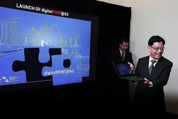 BANTU MUDAHKAN PROSES: DigitalPORT@SG yang dilancarkan semalam bertujuan memudahkan proses laporan yang diperlukan oleh tiga agensi, MPA, ICA dan NEA, bagi semua kapal yang tiba dan berlepas dari sini. - Foto BH oleh KELVIN CHNG