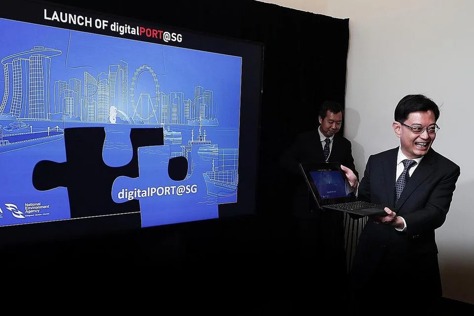 BANTU MUDAHKAN PROSES: DigitalPORT@SG yang dilancarkan semalam bertujuan memudahkan proses laporan yang diperlukan oleh tiga agensi, MPA, ICA dan NEA, bagi semua kapal yang tiba dan berlepas dari sini. - Foto BH oleh KELVIN CHNG