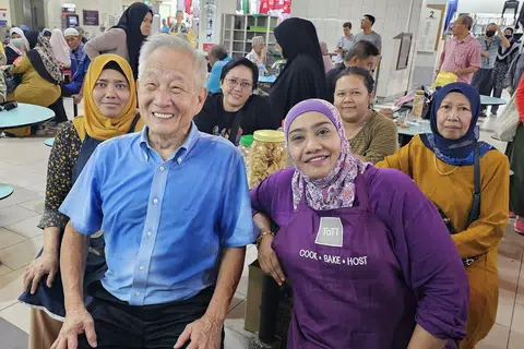 BERAMAH MESRA: Bakal calon Presiden, Encik Ng Kok Song (baju biru) beramah mesra dengan para pegerai dan pelanggan di Pasar dan Pusat Penjaja Geylang Serai.