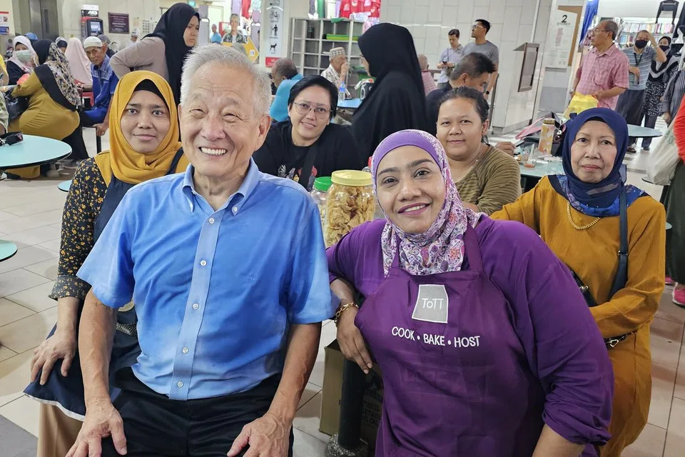 BERAMAH MESRA: Bakal calon Presiden, Encik Ng Kok Song (baju biru) beramah mesra dengan para pegerai dan pelanggan di Pasar dan Pusat Penjaja Geylang Serai.