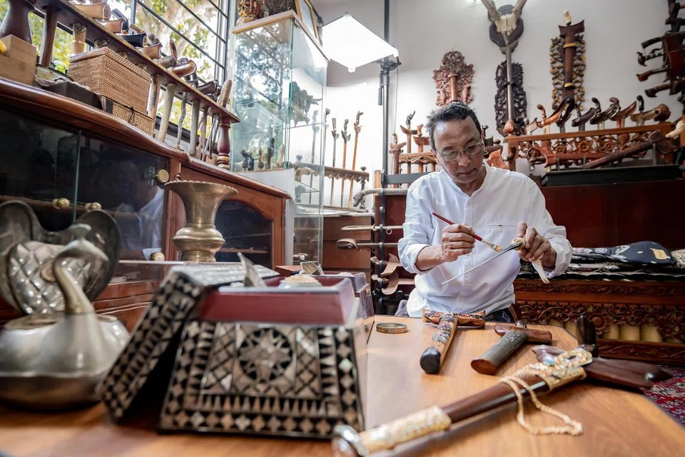 Pakar keris setempat yang juga kurator dan pemilik Malay Art Gallery (MAG), Encik Adni Aljunied, 58 tahun, gigih membersihkan koleksi kerisnya yang bakal dipaparkan pada acara ‘Rangsang Rias Pusaka Bangsa’ (RRPB) 2024 pada 17 hingga 18 Februari ini.