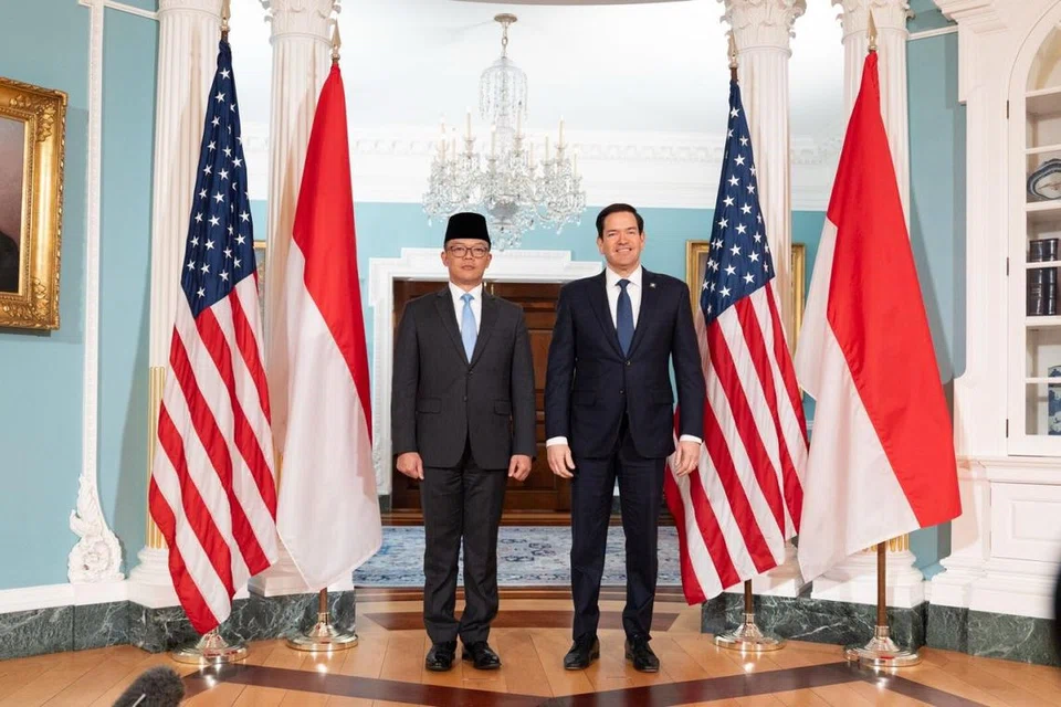 Menteri Luar  Indonesia, Sugiono, bergambar bersama rakan sejawatnya Setiausaha Negara Amerika Syarikat, Marco Rubio, pada 16 April  di Washington.