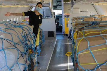 TAMPUNG KARGO: Scoot telah mengubah suai salah satu pesawat A320ceo mereka dengan membuka semua tempat duduk penumpang supaya ia dapat menampung kargo. Ia bagi menggandakan keupayaannya menampung kargo sehingga hampir 20 tan. - Foto SCOOT