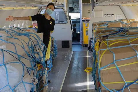 TAMPUNG KARGO: Scoot telah mengubah suai salah satu pesawat A320ceo mereka dengan membuka semua tempat duduk penumpang supaya ia dapat menampung kargo. Ia bagi menggandakan keupayaannya menampung kargo sehingga hampir 20 tan. - Foto SCOOT
