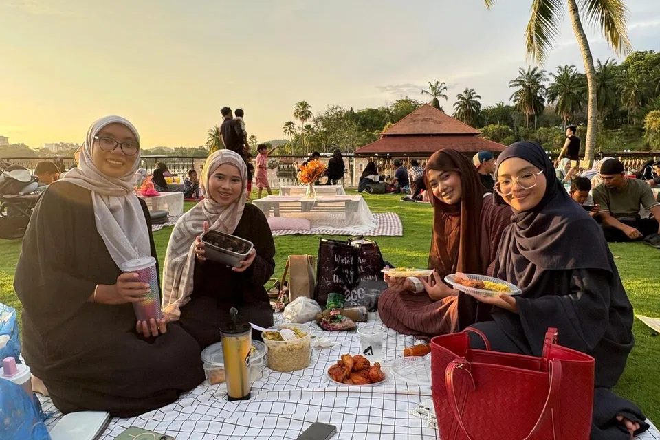Malaysia, buka puasa, picnic, santai, Putrajaya, Piknik Iftar