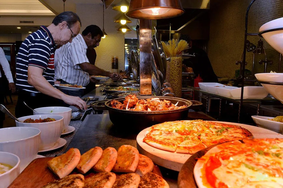 DEMI PELANGGAN: Restoran The Landmark (atas) kini menyajikan nasi padang daripada Warong Nasi Pariaman dalam bufetnya. - Foto fail