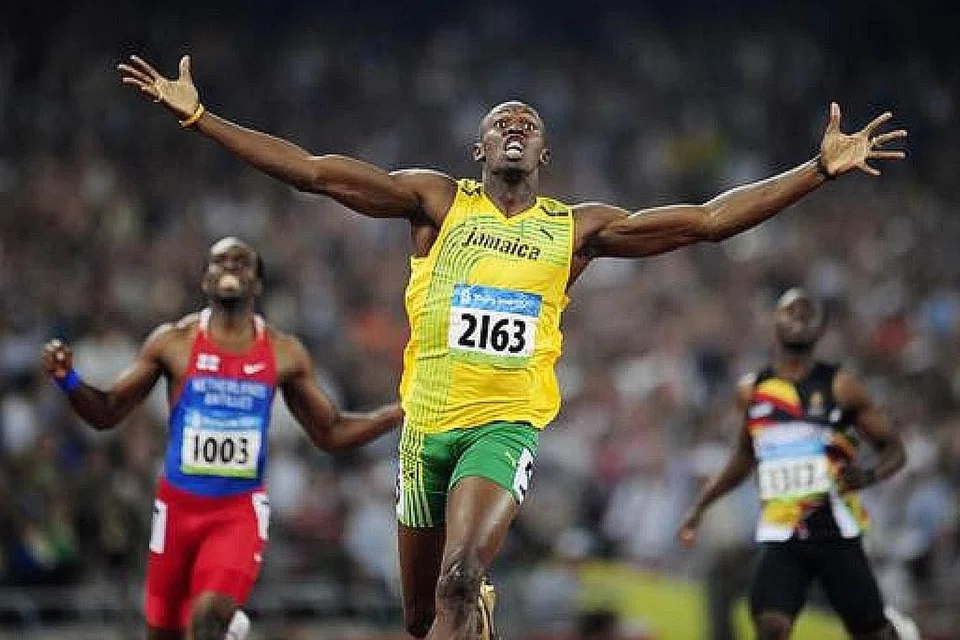 JAGUH UNGGUL ATLETIK: Gambar fail ini menunjukkan Usain Bolt meraikan kemenangannya dalam perlumbaan pecut 200 meter di temasya Sukan Olimpik 2008 yang dianjurkan di Beijing, China. - Foto REUTERS