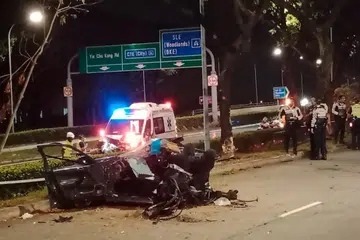 DUA NYAWA TERKORBAN: Kereta itu dipercayai telah terbabas dengan sendiri di jalan susur Ekspreswe Central (CTE) dan Ekspreswe Seletar (SLE) menghala ke Seletar West Link dan terbelah dua.