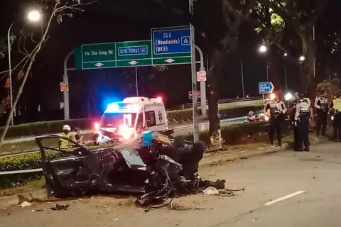 DUA NYAWA TERKORBAN: Kereta itu dipercayai telah terbabas dengan sendiri di jalan susur Ekspreswe Central (CTE) dan Ekspreswe Seletar (SLE) menghala ke Seletar West Link dan terbelah dua.