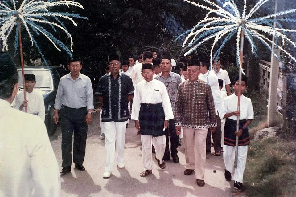 PENGASAS KUMPULAN: Allahyarham Haji Ahmad Haji Ibrahim (tengah, baju putih), diraikan dalam salah satu majlis kumpulan itu.