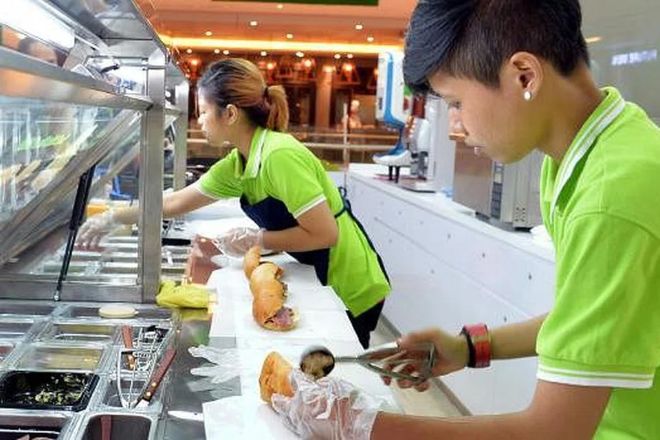 PILIHAN SENDIRI: Pelanggan boleh memilih jenis daging, sayur dan sos yang diinginkan bagi diisi dalam roti sandwic mereka.