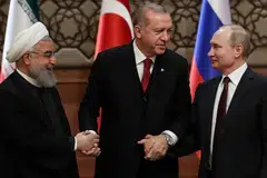 HUBUNGAN CETUS KEPRIHATINAN: (Dari kiri) Presiden Iran Hassan Rouhani, Presiden Turkey Tayyip Erdogan dan Presiden Russia Vladimir Putin pada satu sidang akhbar bersama semasa sidang puncak mengenai Syria di Ankara April lalu. Hubungan kian rapat Turkey dan Russia menjadi keprihatinan Amerika. - Foto AFP