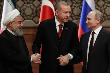 HUBUNGAN CETUS KEPRIHATINAN: (Dari kiri) Presiden Iran Hassan Rouhani, Presiden Turkey Tayyip Erdogan dan Presiden Russia Vladimir Putin pada satu sidang akhbar bersama semasa sidang puncak mengenai Syria di Ankara April lalu. Hubungan kian rapat Turkey dan Russia menjadi keprihatinan Amerika. - Foto AFP