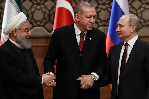 HUBUNGAN CETUS KEPRIHATINAN: (Dari kiri) Presiden Iran Hassan Rouhani, Presiden Turkey Tayyip Erdogan dan Presiden Russia Vladimir Putin pada satu sidang akhbar bersama semasa sidang puncak mengenai Syria di Ankara April lalu. Hubungan kian rapat Turkey dan Russia menjadi keprihatinan Amerika. - Foto AFP