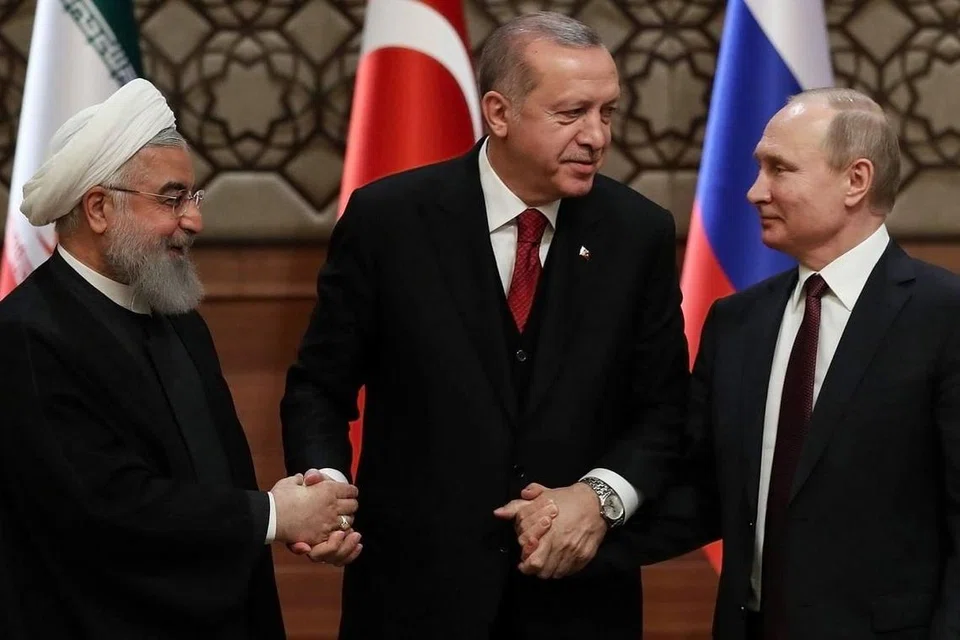 HUBUNGAN CETUS KEPRIHATINAN: (Dari kiri) Presiden Iran Hassan Rouhani, Presiden Turkey Tayyip Erdogan dan Presiden Russia Vladimir Putin pada satu sidang akhbar bersama semasa sidang puncak mengenai Syria di Ankara April lalu. Hubungan kian rapat Turkey dan Russia menjadi keprihatinan Amerika. - Foto AFP