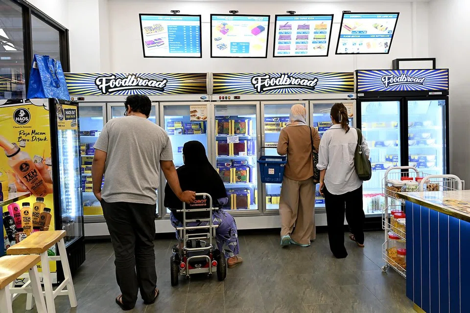 Kedai Foodbroad menawarkan aneka kek lapis dan tapak kuda.
