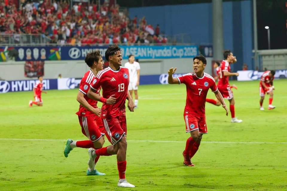 Penyerang Singapura, Ilhan Fandi (dua dari kiri), meraikan jaringan penyamaan ketika menentang Indonesia dalam perlawanan terakhir Kumpulan A Piala Asean Hyundai di Stadium Jalan Besar pada 7 Ogos. Perlawanan tersebut berakhir 1-1, mengesahkan kemaraan Singa ke peringkat separuh akhir kejohanan tersebut.