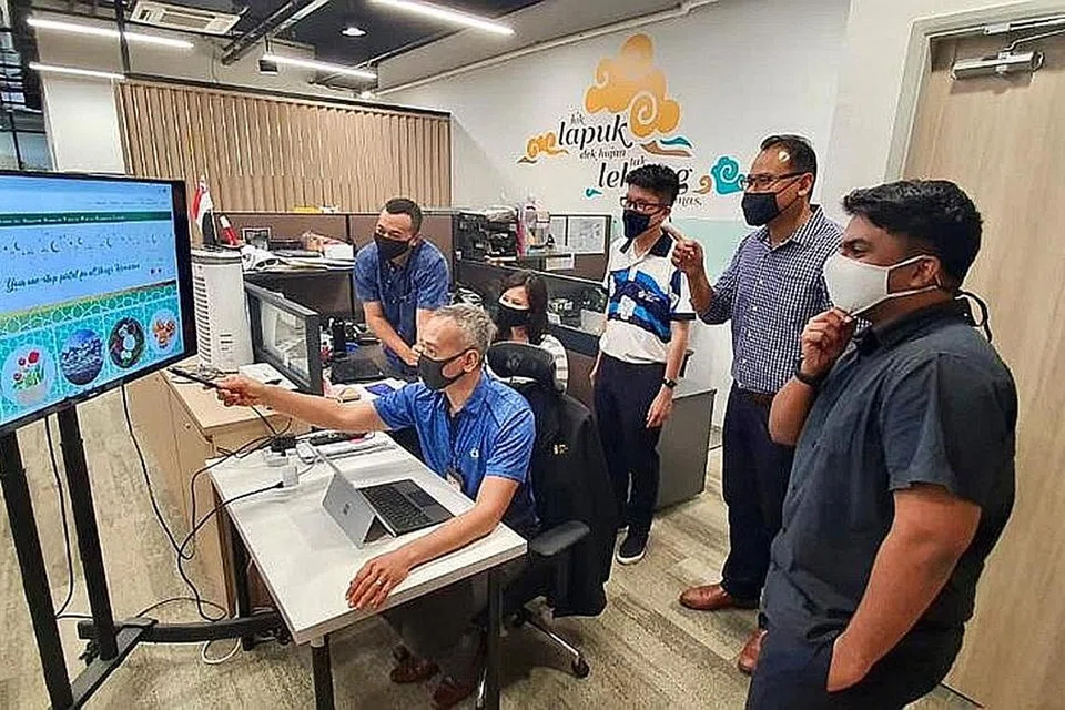 BANGUN BAZAR DALAM TALIAN: Antara anggota pasukan yang terlibat dalam bazar itu yang diketuai pengurus besar WGS, Encik Effendi (duduk). - Foto WGS