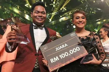 PASANGAN DUET TERBARU: Syamel dan Ernie dinobatkan sebagai juara program realiti, 'Duo Star', di stesen Astro Ria pada hujung minggu lalu. - Foto BERITA HARIAN MALAYSIA
